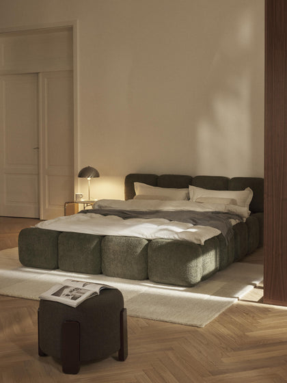 Westwing Collection Polsterbett Tayla aus Teddy-Bouclé Kauf eins, bekomm eins gratis