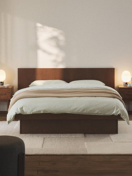 Westwing Collection Holzbett Sato mit Schubladen und Kopfteil Im Verkauf
