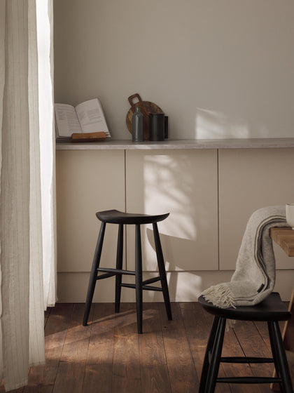 Westwing Collection Thekenhocker Nino aus Mangoholz Super Rabatt