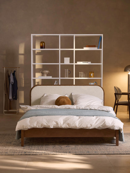 Westwing Collection Holzbett Jones mit Kopfteil aus Bouclé Rabatt