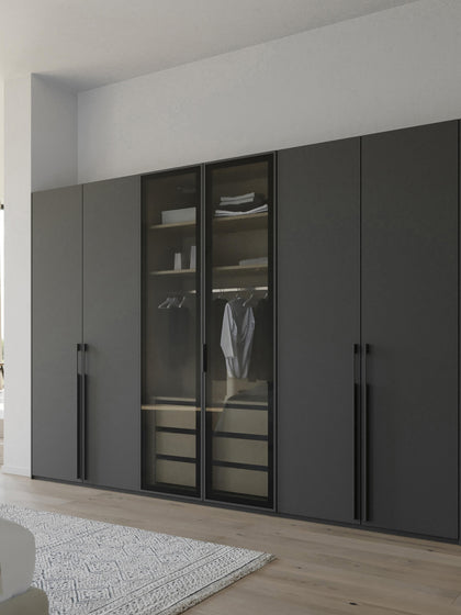 Westwing Collection Drehtürenschrank Skat Shine mit beleuchteten Glastüren Nur noch ein Tag übrig