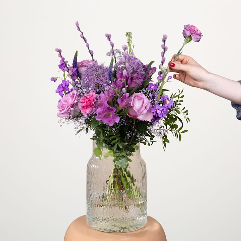 blume2000 Wiesenblumenstrauß Violet Surprise mit Lieblingsvase L Black Friday Preise